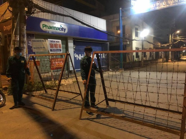 Ghi nhận ở thời điểm phong tỏa, các khu vực thuộc khu phố 2,3,4 phường An Lạc, quận Bình Tân, lực lượng chức năng đã lập các chốt kiểm soát. Trong ảnh: Một chốt chặn trên đường An Dương Vương được lập.