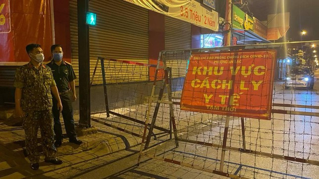 Ở khu vực phong tỏa, việc chống dịch đang diễn ra hết sức nghiêm ngặt. Người dân địa phương cũng đã chuẩn bị tinh thần cho việc phong tỏa, đồng hành cùng thành phố chống dịch.