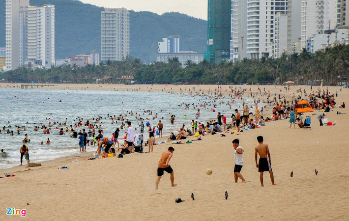 Bãi biển Nha Trang đông nghịt người vào chiều 1/6.
