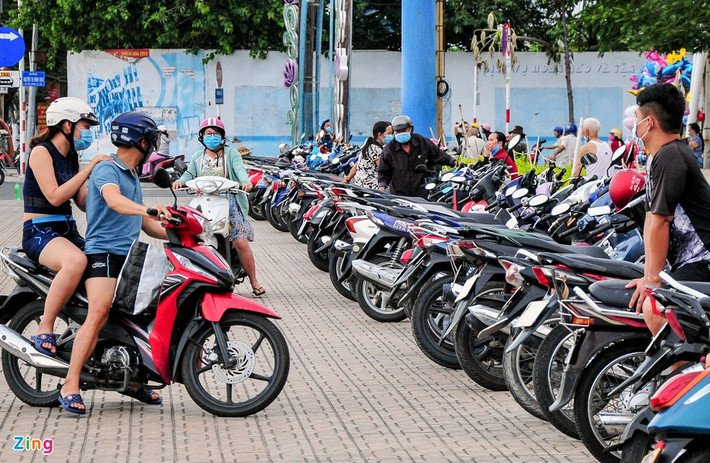 Khu vực quảng trường 2/4 (phường Lộc Thọ, TP Nha Trang) xe chật kín trên vỉa hè. Không ít người gặp khó khăn khi tìm được một vị trí để xe vào buổi chiều.