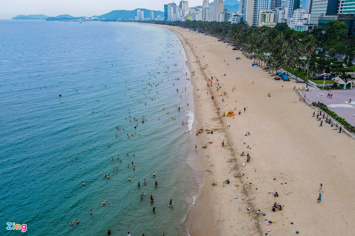 Lệnh đóng cửa các bãi gửi xe dọc công viên bờ biển Trần Phú, TP Nha Trang, được ban hành hôm 30/5. Tất cả bãi gửi xe đều phải ngưng hoạt động, nhằm hạn chế người dân xuống biển tắm tập trung đông người.