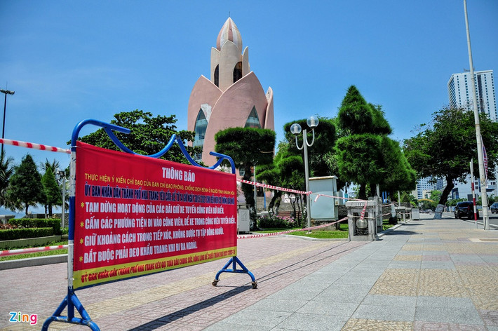 Dọc công viên bờ biển Trần Phú (dài khoảng 5 km), cơ quan chức năng giăng dây, đặt bảng thông báo đóng cửa các bãi gửi xe, khuyến cáo không tụ tập đông người để phòng, chống dịch COVID-19.