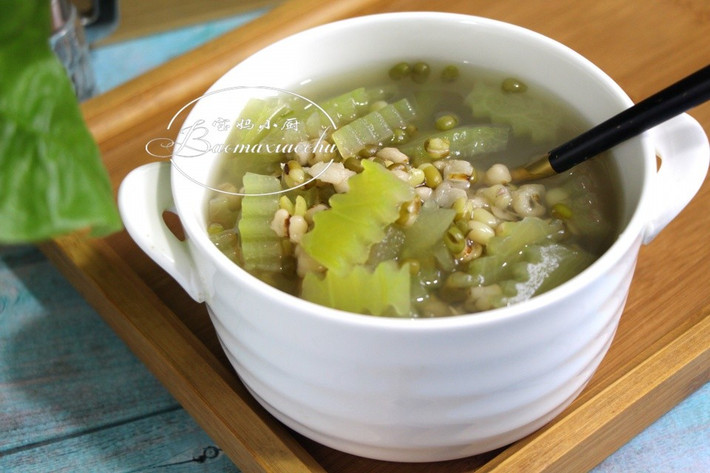 Mùa hè nắng nóng, canh đậu xanh giải nhiệt nhưng ăn mãi cũng chán. Hãy đổi món khác, đặc biệt khi có dưa hấu, ăn hết ruột đừng bỏ vỏ đi.