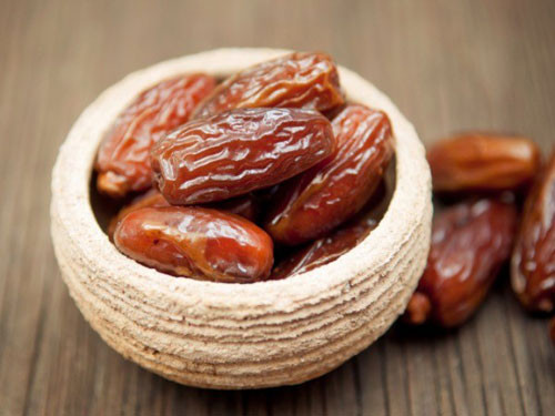 Không chỉ giàu vitamin, chà là vàng nó còn chứa nhiều pectin, thêm nữa có vị chua ngọt vừa phải, độ ngọt cao hơn nhưng ăn không bị ngấy, có chút bùi bùi của dừa, thực sự rất đặc biệt.