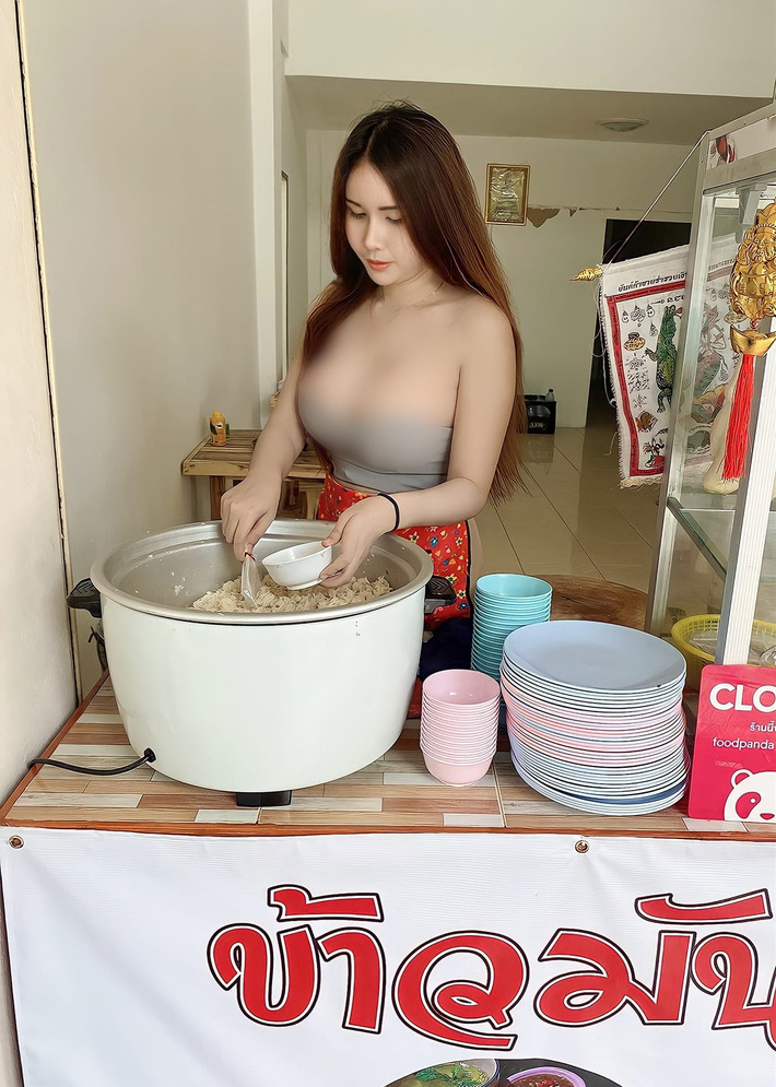 Khi mở quán, Kamoluk gây được sự chú ý lớn nhờ phong cách ăn mặc gợi cảm.