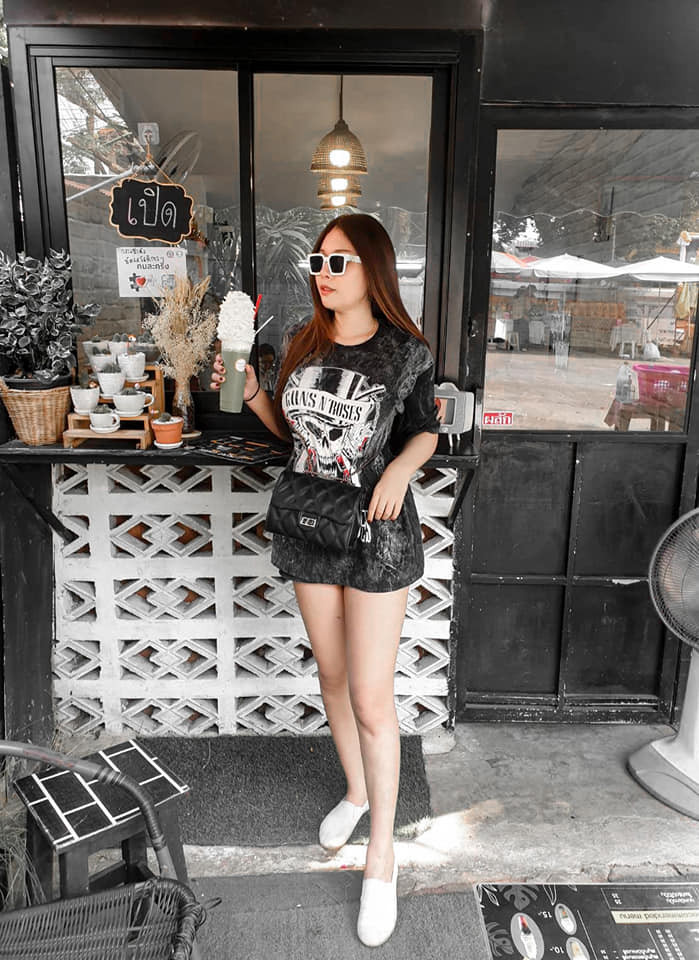 Đôi lúc, Kamoluk cũng chọn cho mình style giấu quần, khoe đôi chân thon thả, nuột nà.
