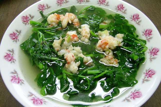 Theo các chuyên gia dinh dưỡng, cải cúc giàu vitamin, caroten, canxi, phốt pho, sắt, chất xơ thô còn có tinh dầu dễ bay hơi, choline và các thành phần khác.