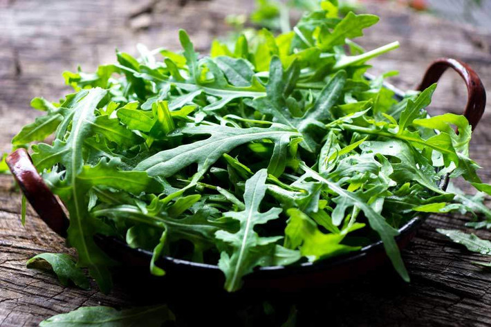 Theo dân gian, vào những năm cuối đời, thánh thơ Đỗ Phủ sống tại vùng Tứ Xuyên. Trong một lần Đỗ Phủ ngã bệnh, dân địa phương đã dùng cải cúc, bột gạo nếp và thịt ba chỉ để nấu cho ông ăn.