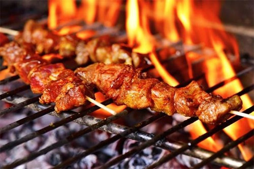Đáng kể đến nhất là phần cháy đen, khét của thịt có chứa các amin dị vòng có khả năng gây bệnh ung thư cao nhất. WHO cũng cảnh báo các loại thịt nướng, chiên có khả năng gây ung thư ruột, ung thư dạ dày, ung thư thực quản, ung thư tuyến tụy, ung thư tuyến tiền liệt.