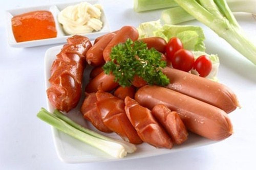 WHO thậm chí còn xếp nhóm thịt chế biến sẵn vào danh sách nhóm thực phẩm có nguy cơ gây ung thư cao tương đương với thuốc lá và bụi khói công nghiệp.