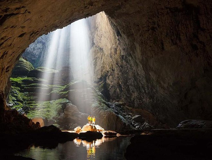 Hang Sơn Đoòng xếp ở vị trí thứ hai trong danh sách này. Cũng theo kết quả công bố trên tạp chí Conde Nast Traveler, Sơn Đoòng là hang động tự nhiên lớn nhất hành tinh