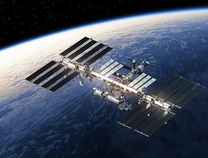 Kỳ quan tiếp theo đó là Trạm Vũ trụ Quốc tế (ISS). ISS được đánh giá là vật thể do do con người tạo ra lớn nhất trong vũ trụ. Để hoàn thành được vật thể dài 109m, rộng 75m và nặng 420 tấn này, con người đã tốn 42 chuyến bay vào vũ trụ để lắp ráp