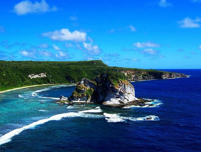 Quần đảo Mariana rộng hơn 1.000 km2 ở phía Tây Bắc Thái Bình Dương cũng là địa điểm lọt top 7 kỳ quan mới của thế giới năm 2020. Quần đảo hình vòng cung, được tạo thành bởi 15 ngọn núi lửa, bao gồm quần đảo Bắc Mariana và đảo Guam