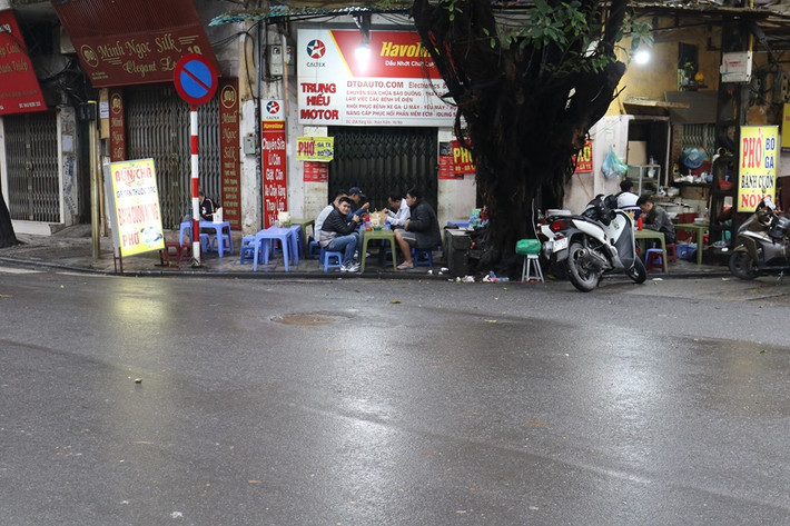 Theo ghi nhận của phóng viên Kiến Thức, vào sáng ngày mùng 2 Tết, đường phố ở Hà Nội sạch đẹp sau những cơn mưa lớn ngày hôm trước.