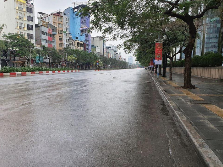 Rác thải được nhân viên vệ sinh môi trường dọn dẹp sạch sẽ khiến đường phố Hà Nội sạch đẹp hơn.