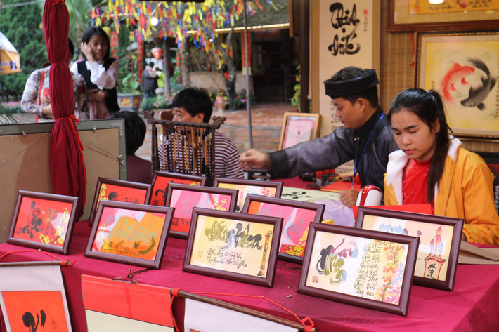 Những bức thư pháp đẹp được trưng bày thu hút sự chú ý của mọi người.