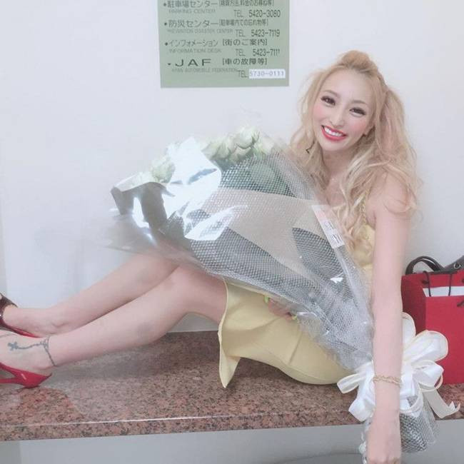 Trong đoạn video đăng tải lên Youtube, người mẫu này cho hay cô mới ly hôn với người đứng đầu một công ty bất động sản mà cô kết hôn tháng 9/2019.