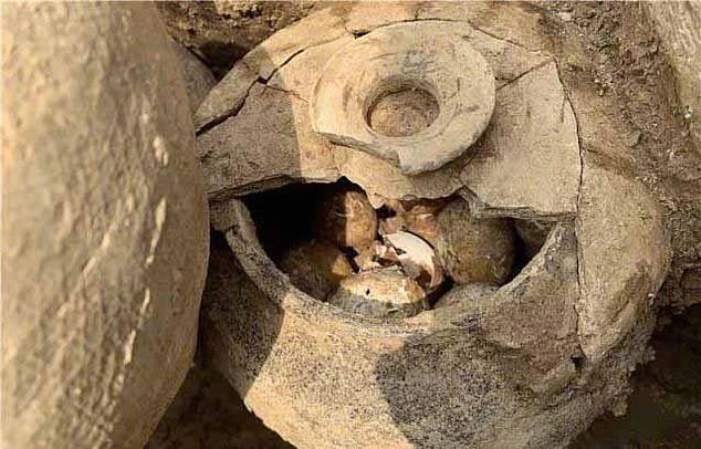 Bên trong ngôi mộ lớn nhất trên có một cỗ quan tài. Các chuyên gia tiến hành mở nắp quan tài với hy vọng sẽ xác định được danh tính chủ nhân ngôi mộ.