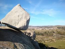 Mỗi ngày, La Piedra Movediza có thể "tự di chuyển" một khoảng cách rất ngắn.