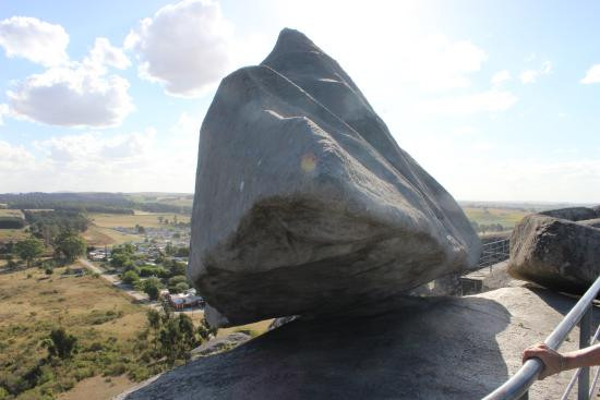 Cụ thể, hòn đá La Piedra Movediza có khả năng tự dịch chuyển vô cùng kỳ bí.