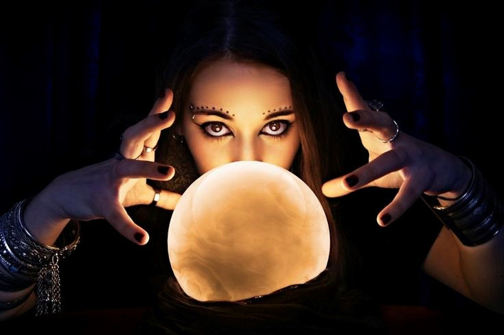 Cụ thể, các nhà ngoại cảm lừng danh thế giới nổi tiếng với khả năng "nhìn thấu" tương lai.