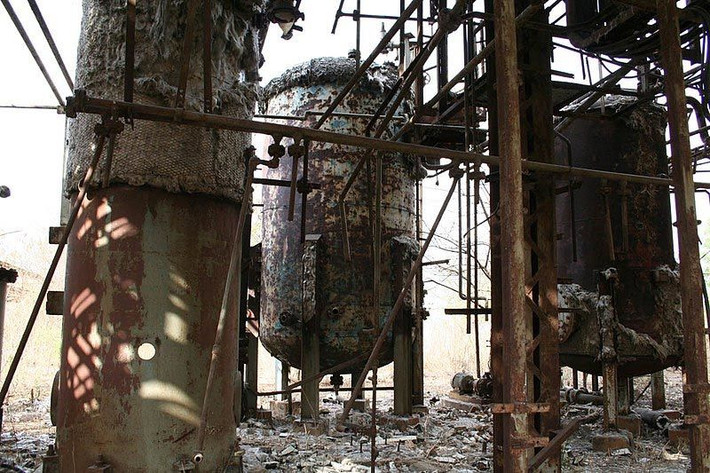 Nguyên do là bởi vào ngày hôm đó, gần 40 tấn khí độc methyl isocyanate ở nhà máy sản xuất thuốc trừ sâu UCIL của Công ty Đa quốc gia Mỹ Union Carbide (UCC) và nhiều khí độc khác bị rò rỉ.