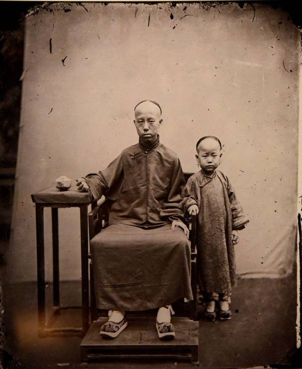 Hai cha con ở Quan Thoại chụp ảnh năm 1869.