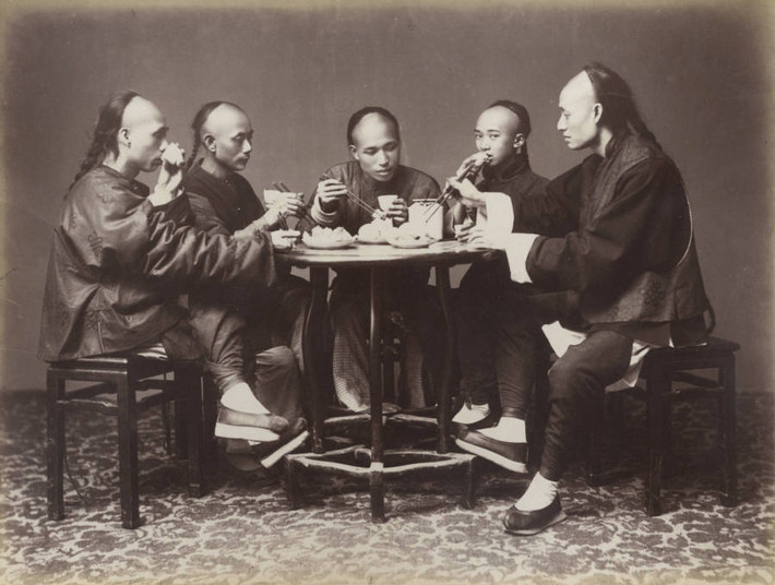 Vào cuối thời nhà Thanh, nam giới Trung Quốc vẫn để tóc đuôi sam dài. Ảnh chụp năm 1880.