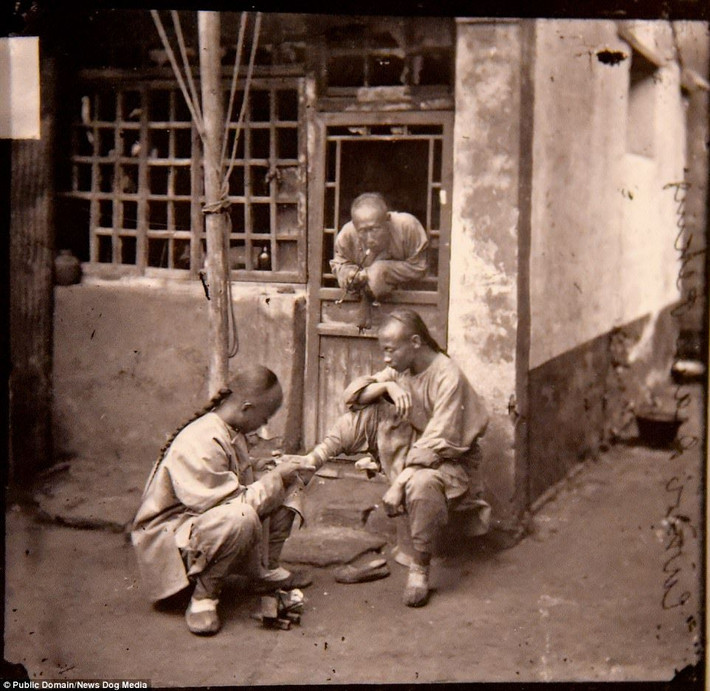 Một thầy thuốc kiểm tra bệnh tình ở chân của bệnh nhân tại Bắc Kinh năm 1869.