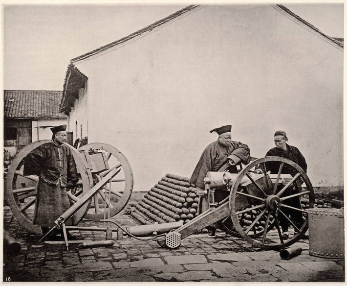 Quan chức nhà Thanh kiểm tra kho vũ khí tại Nam Kinh năm 1872. video: Trung Quốc hạ thủy tàu sân bay tự đóng đầu tiên (nguồn: VTC14)
