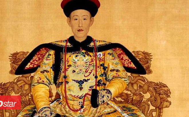 Trong một lần tuần du phía nam, hoàng đế Càn Long đã gặp một thầy tướng số và được tiên đoán về số phận của bản thân. Tương truyền, khi tuần du ngang qua Tô Châu, Càn Long cải trang vi hành để tìm hiểu cuộc sống của người dân.