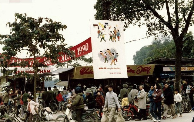 Khung cảnh nhộn nhịp tại một góc chợ dịp Tết Nguyên đán năm 1990 ở Hà Nội.