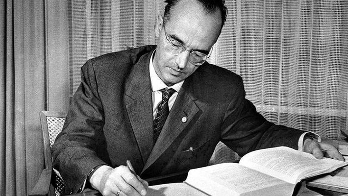 Ba điệp viên "trộm" bí mật bom nguyên tử của Mỹ cho Liên Xô được xác định danh tính gồm: Klaus Fuchs, Theodore Hall và David Greenglass. Trong đó, Klaus Fuchs là nhà vật lý người Đức tham gia Dự án Manhattan và là nhà khoa học tại cơ sở hạt nhân của Anh vào năm 1949.