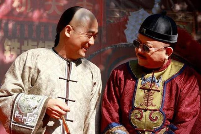 Tương truyền, không ít lần Hòa Thân lấy đến 8 phần đồ tiến công và chỉ dâng lên cho hoàng đế Càn Long 2 phần bảo vật từ các nơi gửi về.