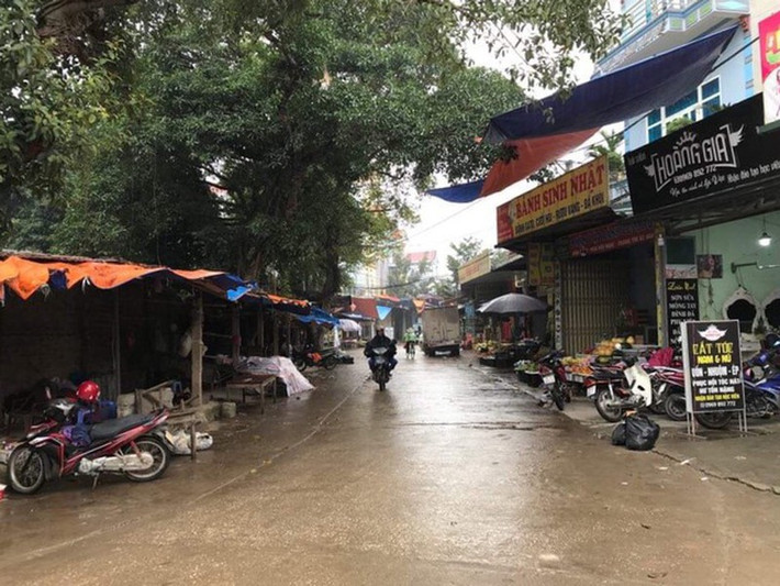 Trưa 18/1, trên đoạn đường dẫn vào trụ sở UBND xã Đồng Tâm, chợ phiên thôn Hoành vẫn diễn ra như thường lệ