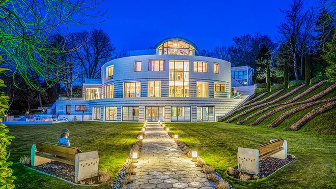 Biệt thự có tên là Heathfield, có diện tích hơn 1.700 m2 với 10 phòng ngủ, được xây vào năm 2011. Ngoài ngôi nhà chính cho gia chủ, bất động sản còn có một căn nhà nhỏ rộng hơn 408 m2 dành cho nhân viên.