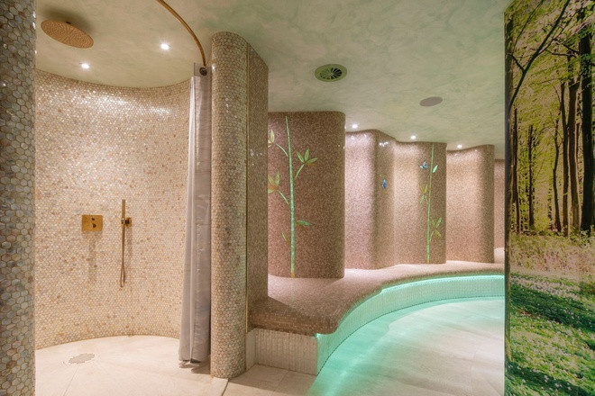 Tổ hợp spa rộng lớn, được lát đá sang trọng và chia thành nhiều khu vực khác nhau với đầy đủ các tiện nghi cao cấp.