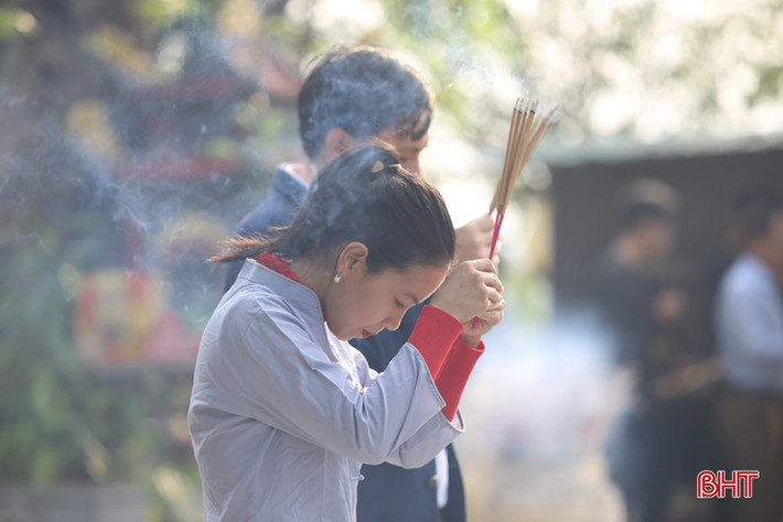 Không chỉ người lớn tuổi, nhiều bạn trẻ đi lễ tại chùa Cảm Sơn (phường Đại Nài, TP Hà Tĩnh) trong ngày đầu năm mới. Ảnh: baohatinh.