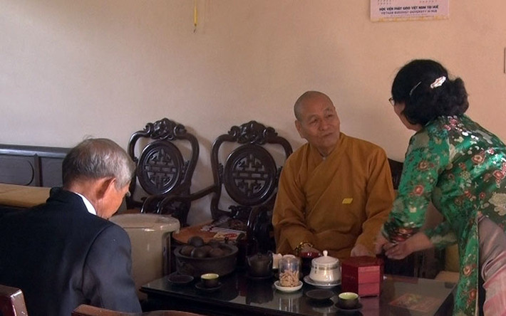 Sau khi lễ Phật xong, nhiều gia đình ở Huế kính mừng các vị cao tăng bằng một phong bì chúc phúc, chúc thọ. Đối với các chú tiểu, chú điệu nhỏ, người dân có tục lì xì mừng tuổi giống như phong tục trong các gia đình người Huế. Ảnh: nhandan.