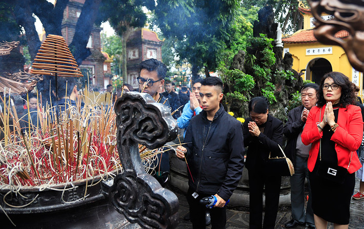 Nhiều người dân ở Hà Nội đến chùa Trấn Quốc vào mùng 1 Tết để cầu bình an và mọi điều tốt đẹp cho gia đình trong năm mới. Ảnh: hanoimoi.
