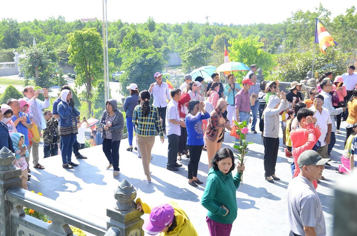 Sau khi thắp hương lễ Phật, nhiều người vãn cảnh chùa.