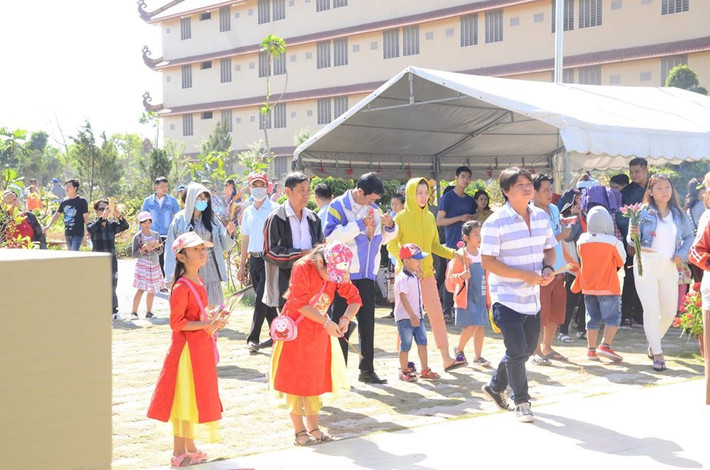 Nhiều người tranh thủ kiếm vị trí thuận lợi để khấn nguyện, cầu năm mới bình an, may mắn...