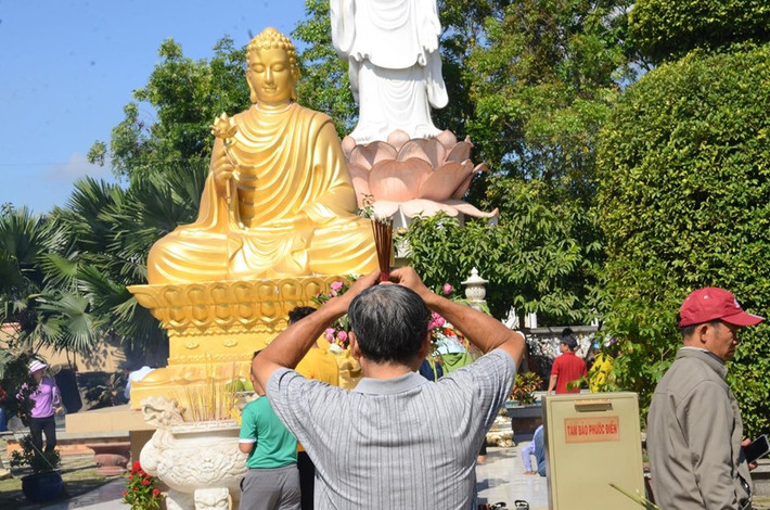 Đến giữa trưa, bất chấp nắng nóng gay gắt đầu mùa khô miền Nam, lượng người đổ về các ngôi chùa nổi tiếng TP HCM vẫn tấp nập, đông đúc.