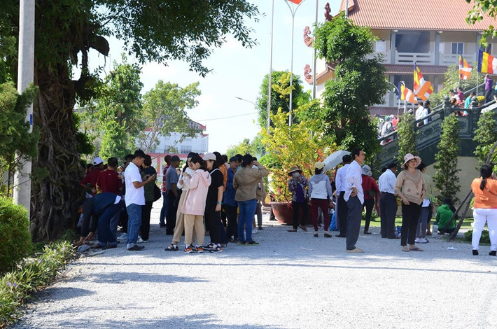 Sau khi làm lễ xong, nhiều người đứng dưới gốc cây tránh nắng. Chùa đông khách viếng thăm, nên các dịch vụ bán đồ ăn nhanh, thức ăn chay, đồ lưu niệm cũng được "mở hàng" sớm.