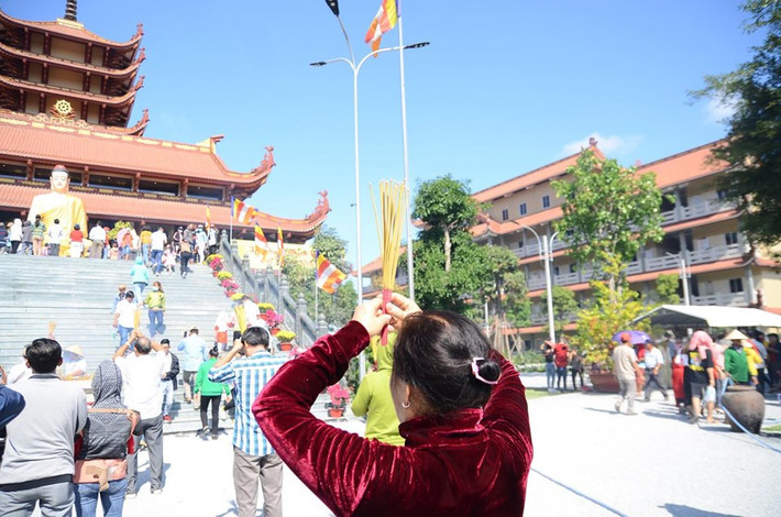 Dù nắng nóng nhưng người dân vẫn thành tâm thắp hương, khấn Phật và cầu mong hạnh phúc, bình an cho gia đình.