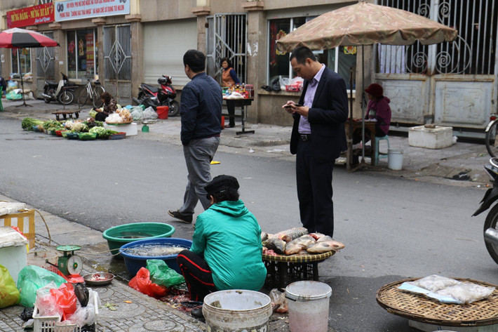 Sáng sớm mùng 2 Tết Canh Tý, nhiều tiểu thương đã "mở hàng" kinh doanh tại các khu chợ dân sinh ở Thủ đô. Theo khảo sát của PV Kiến Thức, giá cả thực phẩm ngày Tết tăng nhẹ so với thời điểm trước đó. Tuy nhiên, mức tăng chỉ giao động trong khoảng 2.000-3.000/mặt hàng chứ không có hiện tượng "hét giá" như nhiều năm trước.