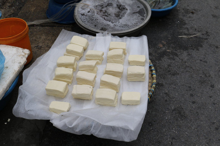 Mặt hàng bán chạy nhất là đậu phụ. Thời tiết trở lạnh đột ngột, lẩu trở thành món ăn nhiều người yêu thích nên đậu phụ cũng được hỏi mua nhiều là điều tất yếu.