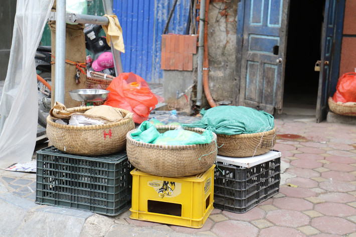 Người đi chợ mua đồ ăn không nhiều nên không ít mặt hàng vẫn được đậy kín trong thúng, mẹt.