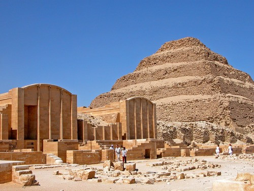 Thế nhưng, một số pharaoh Ai Cập qua đời khi kim tự tháp chưa hoàn thành nên có thể nó được tiếp tục xây dựng ở triều đại của những vị vua tiếp theo.