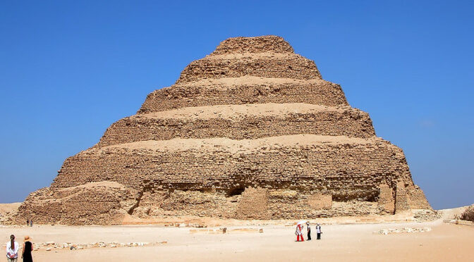 Nổi tiếng là kim tự tháp bậc thang của pharaoh Djoser cùng hàng chục khu lăng mộ quí tộc khác tọa lạc tại Saqqara.